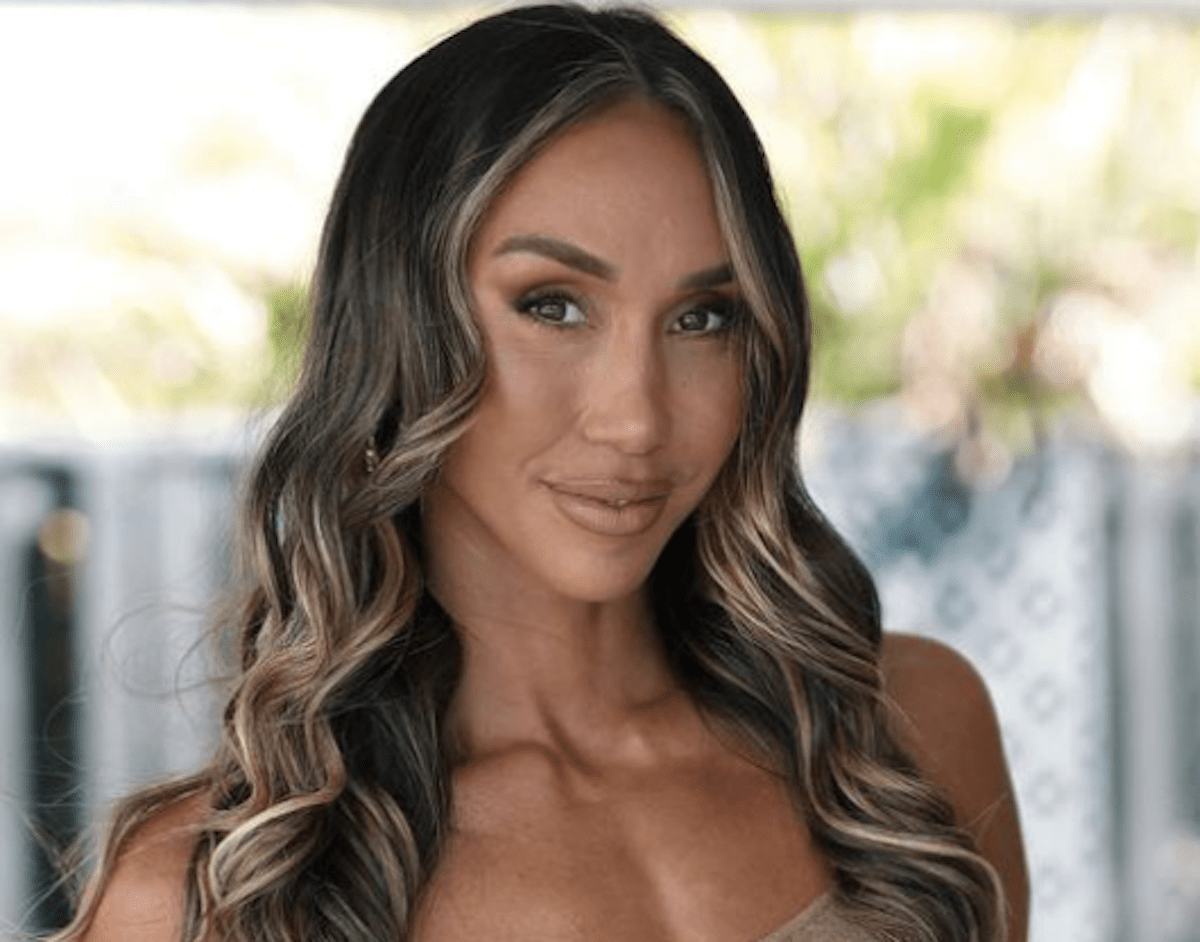 Fitness Influencer Chontel Duncan in Workout Gear is “On Top Of the World”